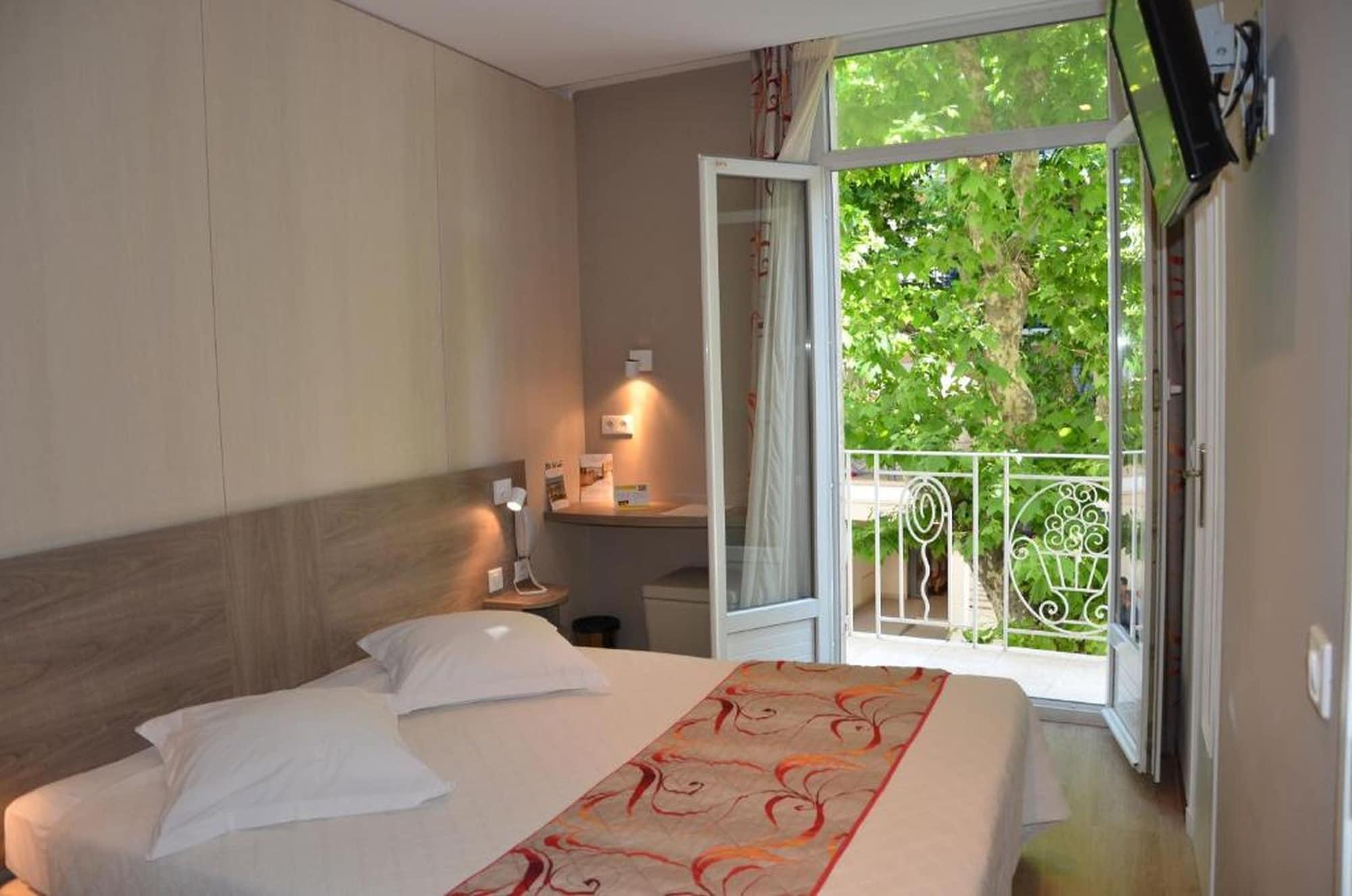 Brit Hotel Confort Le Revest Sainte-Maxime Eksteriør billede