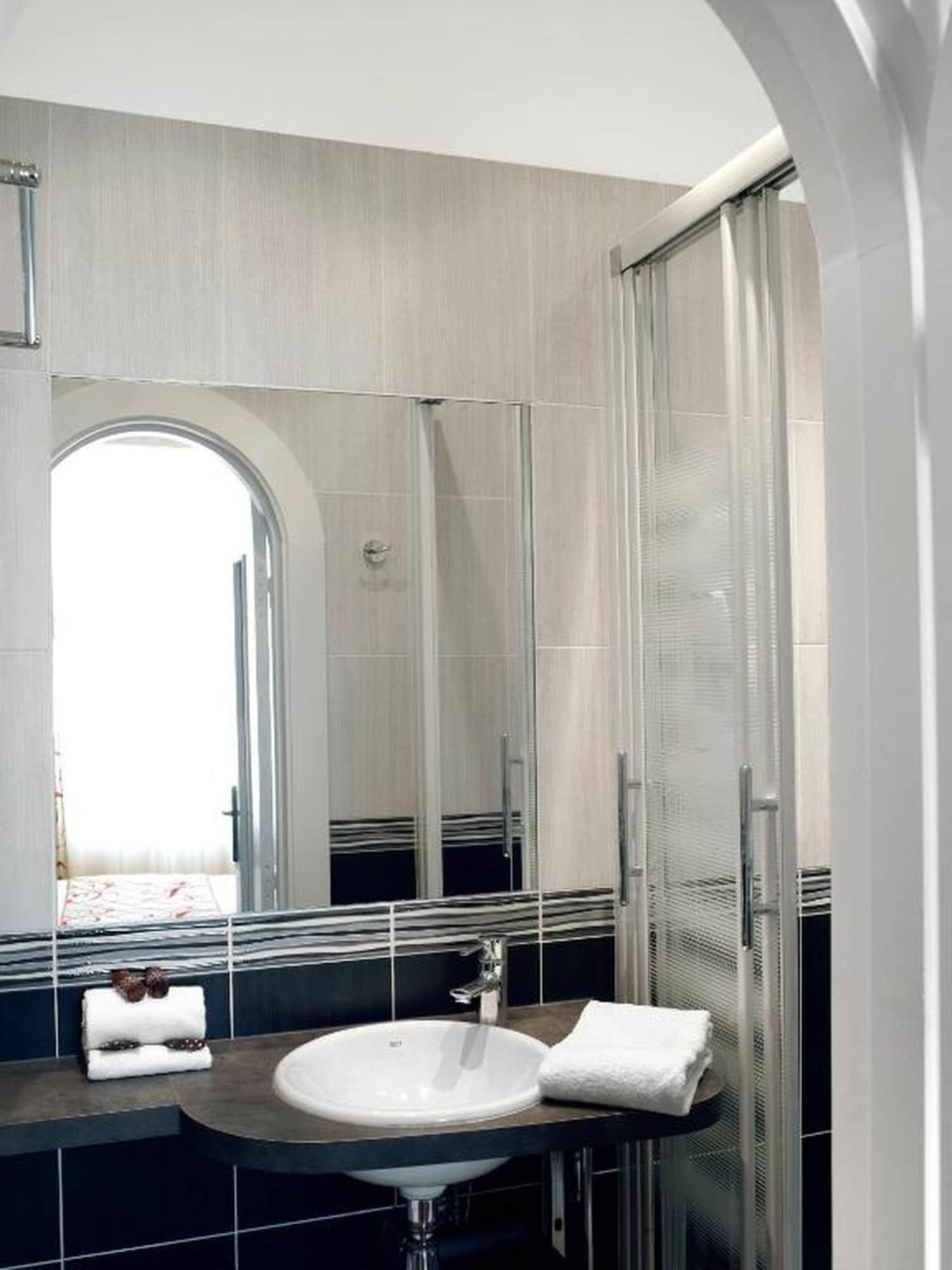 Brit Hotel Confort Le Revest Sainte-Maxime Eksteriør billede