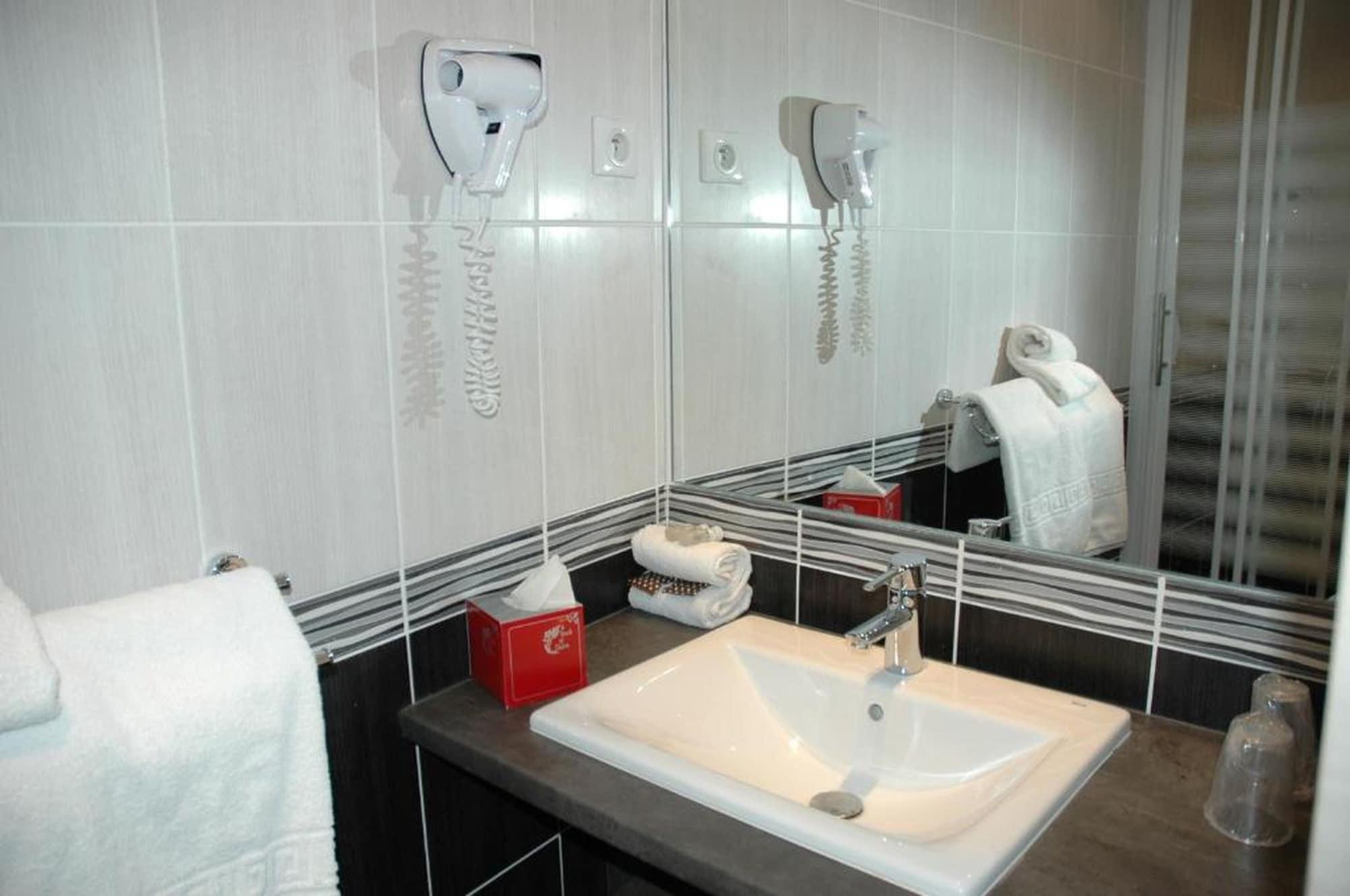 Brit Hotel Confort Le Revest Sainte-Maxime Eksteriør billede